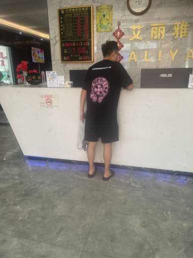 这个人找妹子想白嫖还打人