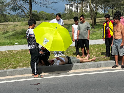 网友投稿：刚刚，一中国男子在西港中国城Brown咖啡厅附近骑摩托车出车...