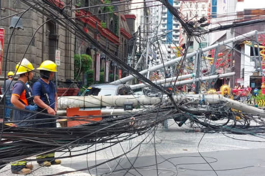 菲律宾马尼拉中国城/岷伦洛区(Binondo)多个电线杆日前发生倒塌后...